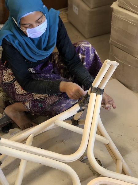 ▲インドネシアの職人による手仕事の様子