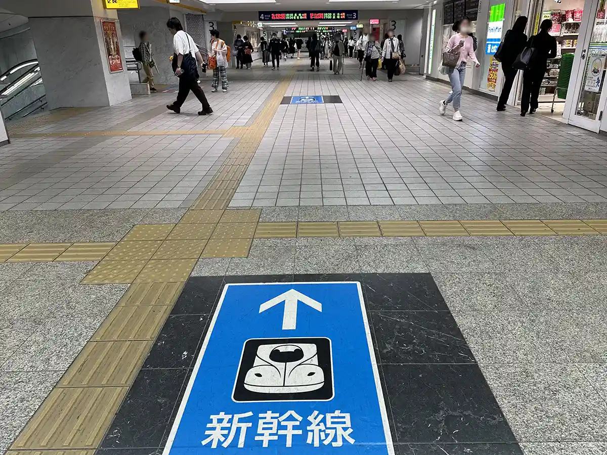 Route from the JR conventional line area to the Shinkansen platforms at Hakata Station