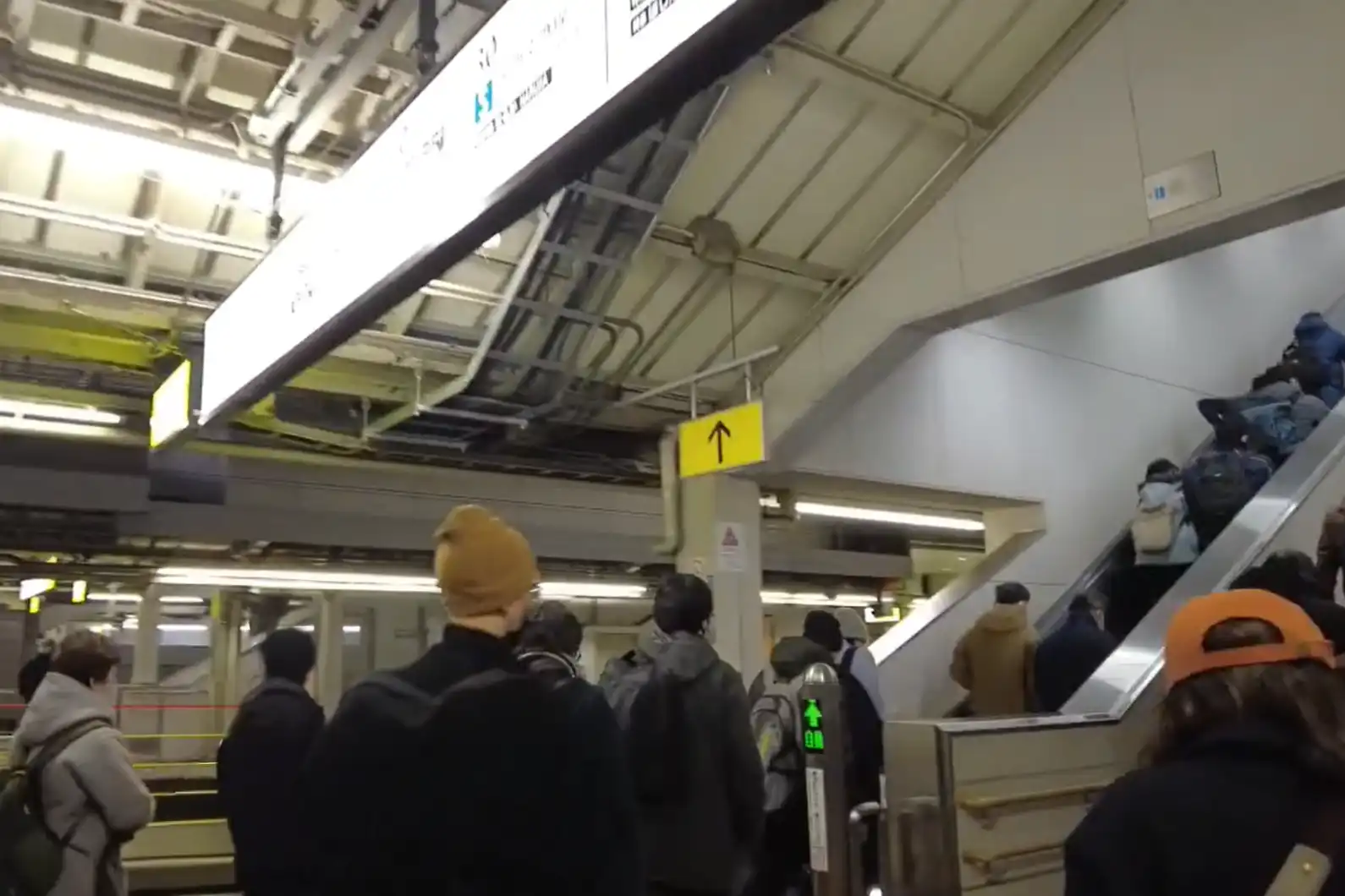 Travelers at Kyoto Station heading from the JR platform to the escalator used when transferring to the Shinkansen or other lines