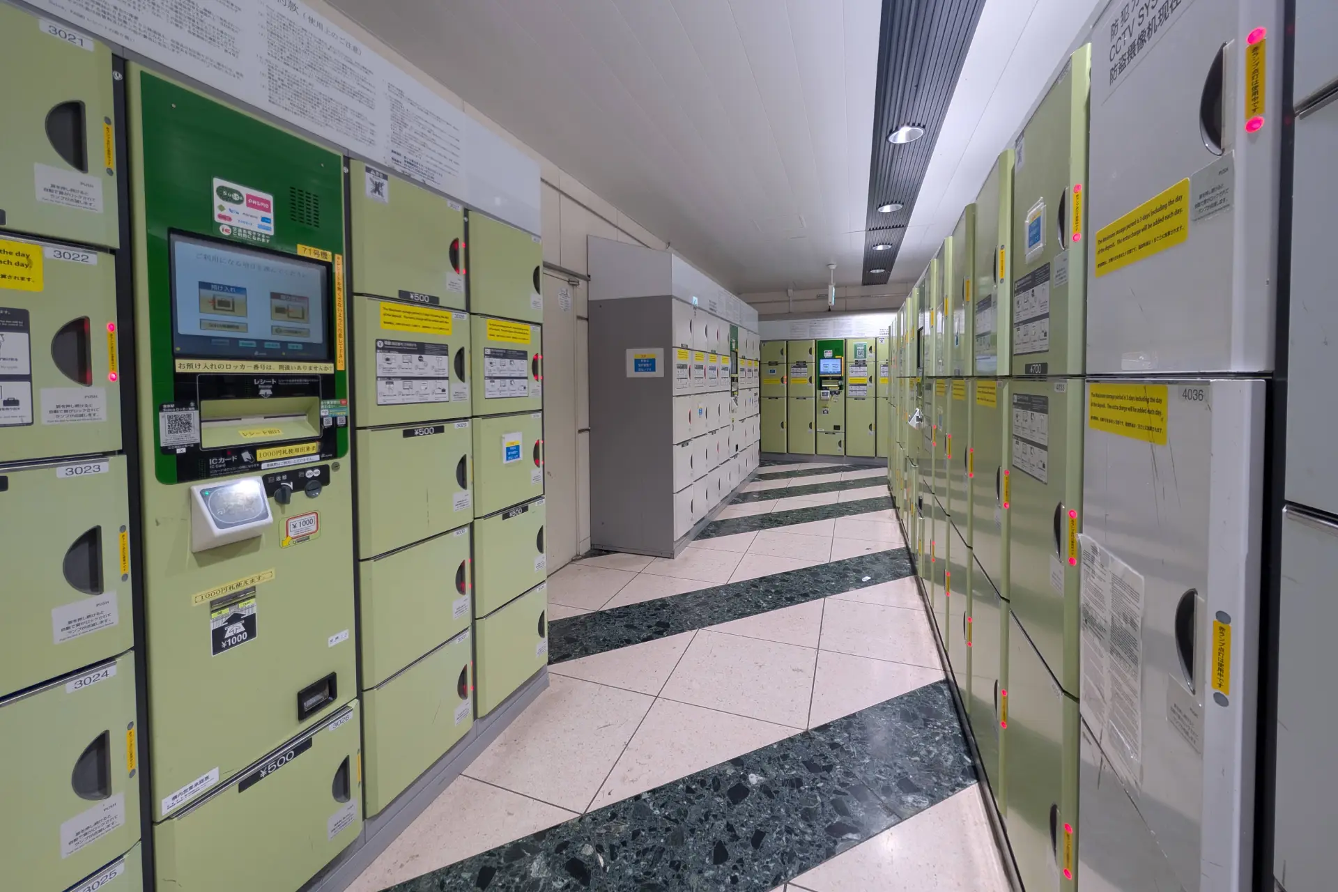 Coin lockers at Tokyo Station with key-operated and IC card options