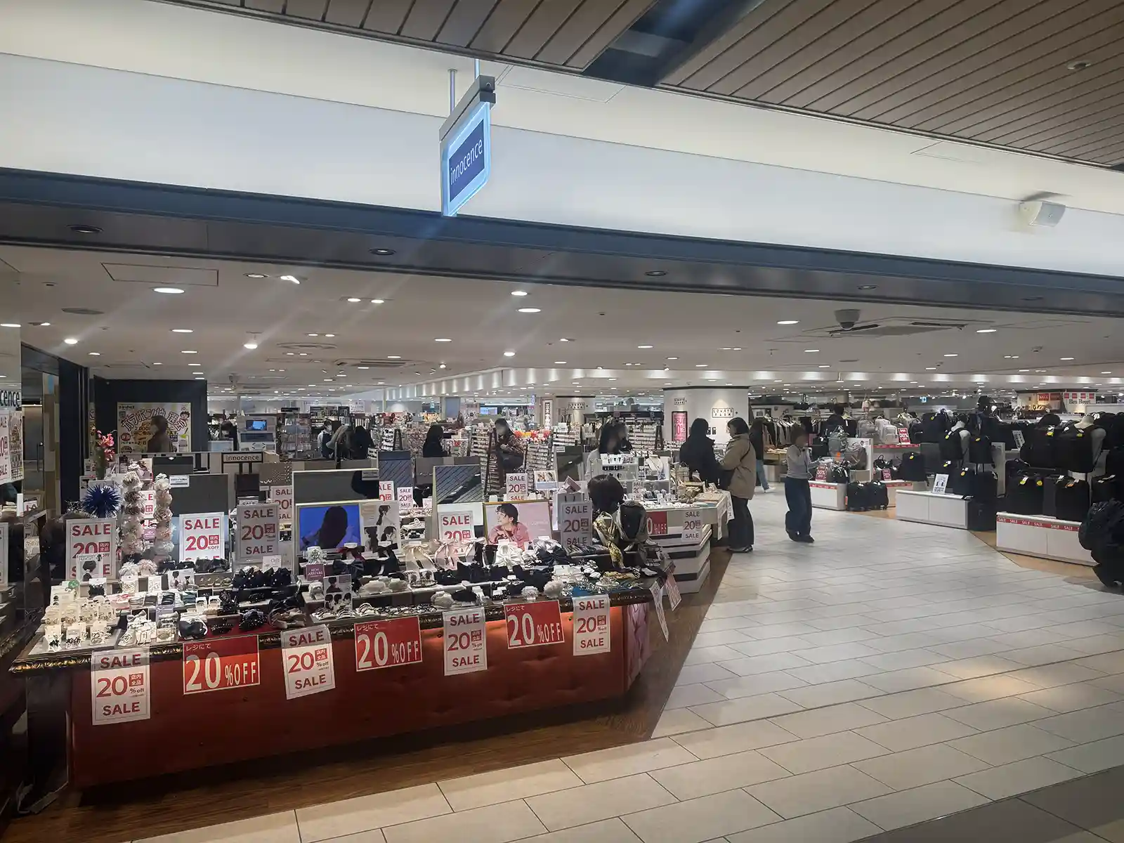 Arde Shin-Osaka shopping area on the second floor, offering travel essentials, fashion items, and daily goods