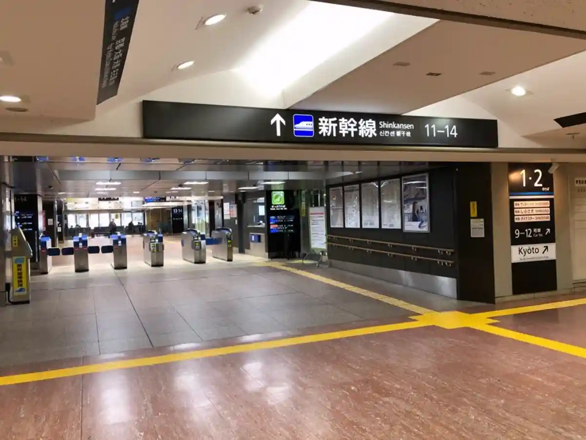 Transfer passage at Kanazawa Station from JR local lines to the Shinkansen platforms.