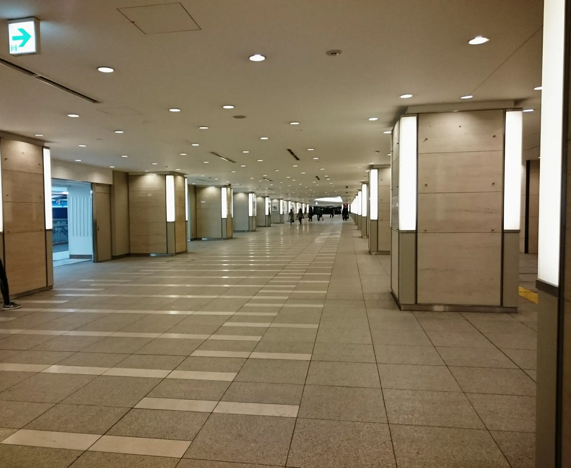 Spacious underground corridor connecting Tokyo and Otemachi stations