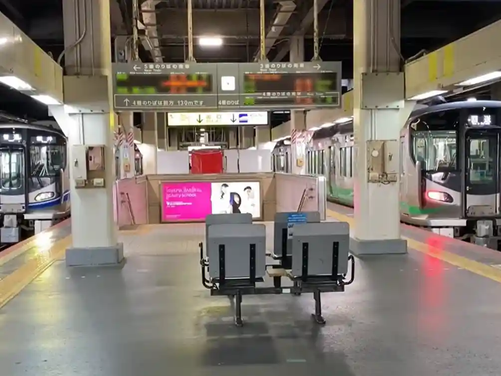 JR local line platform at Kanazawa Station with signs for transfer to the Shinkansen.