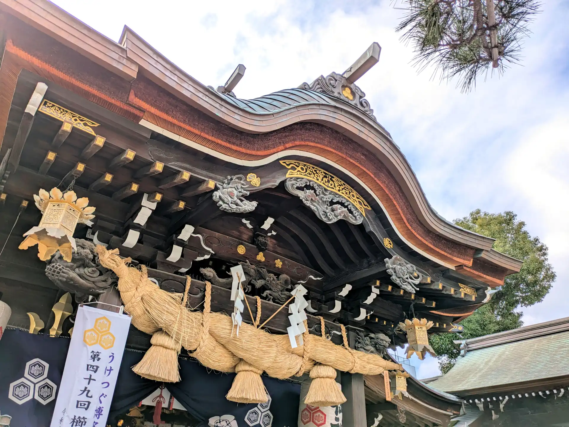 Decorative roof and cultural details at Hakata’s Kushida Shrine