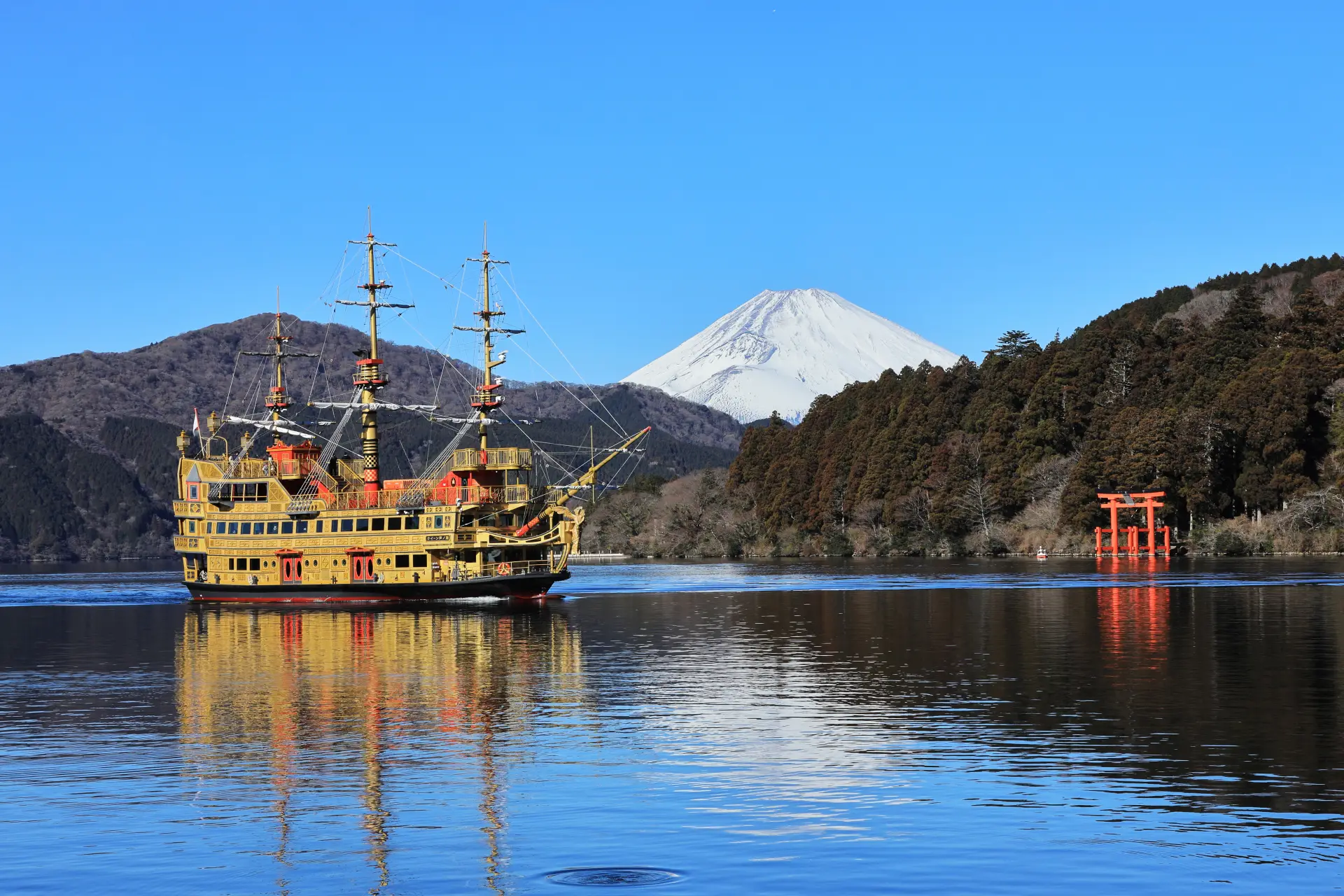 Lake Ashi landscape with Mount Fuji and sightseeing pirate ship