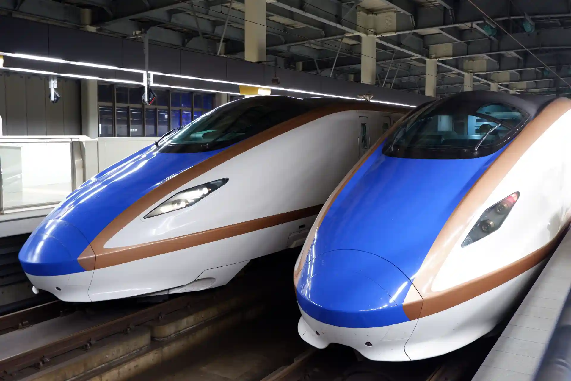 Hokuriku Shinkansen E7 series trains arriving and departing from Kanazawa Station