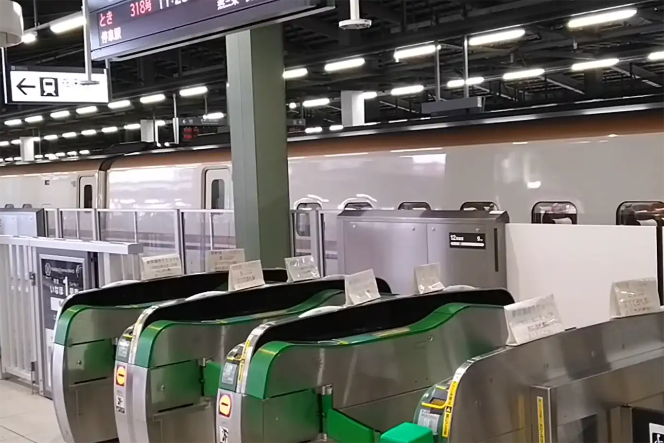 Niigata Station transfer gate connecting Shinkansen and conventional rail platforms for smooth passenger movement