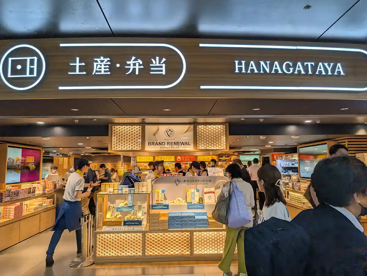 Shop selling bento boxes and souvenirs at Tokyo Station