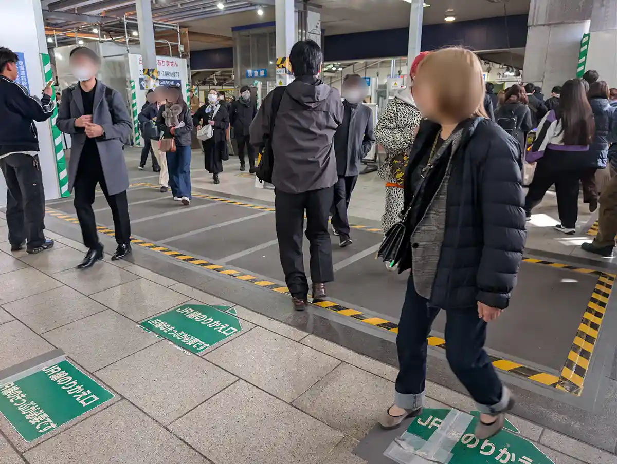 Floor sign showing JR transfer direction at Shinagawa Station for passengers changing from Keikyu Line