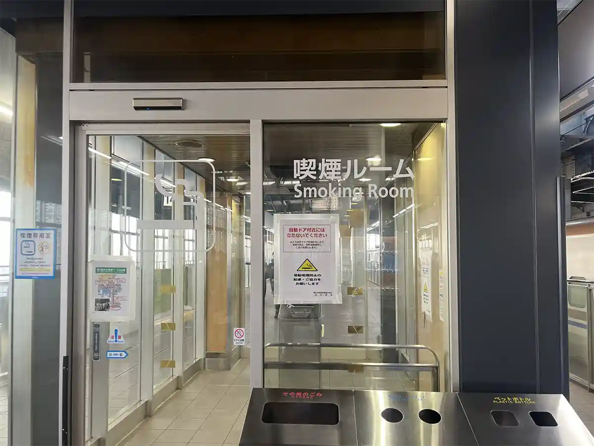Designated smoking room for Shinkansen passengers at Kanazawa Station platform.