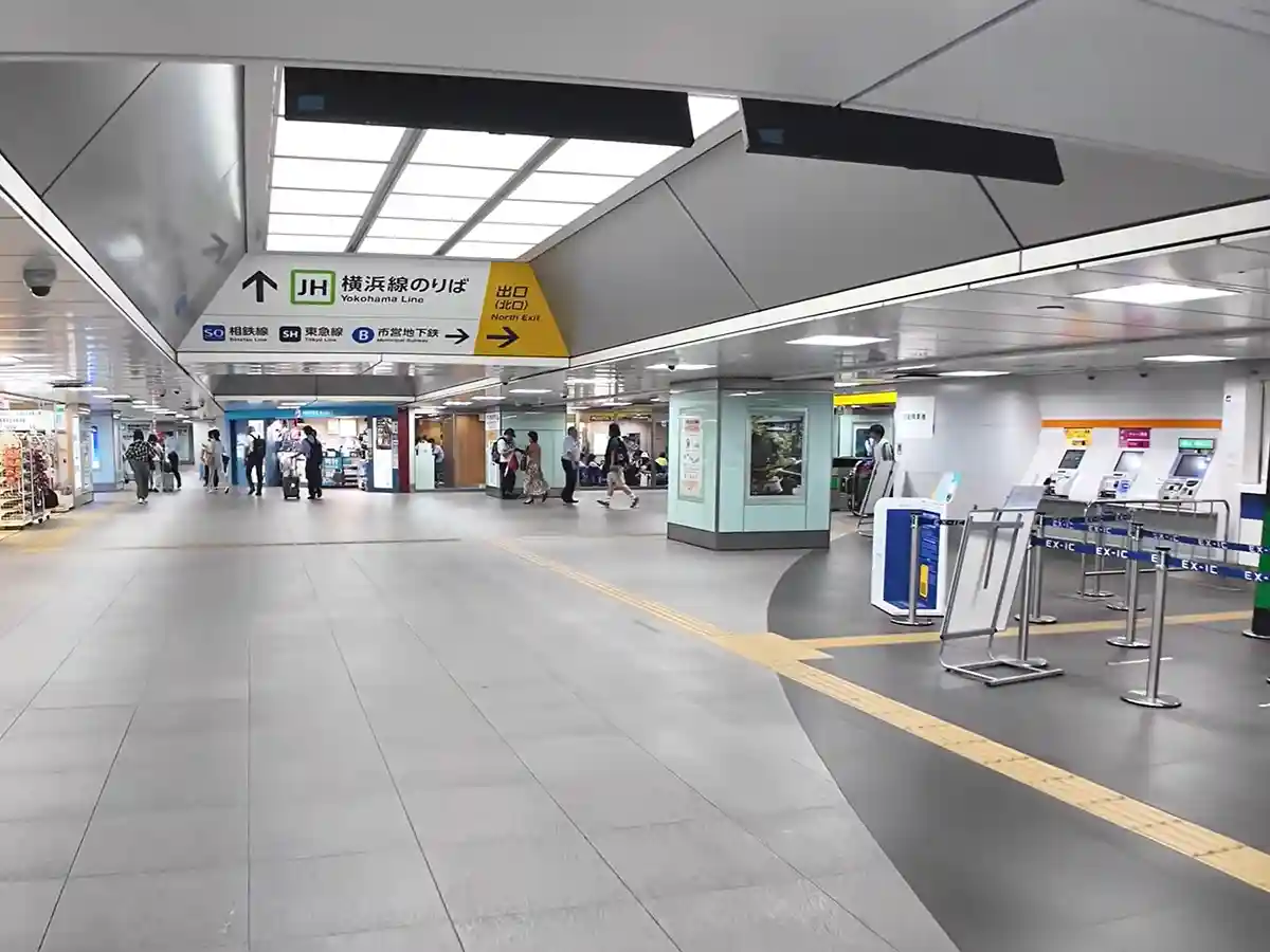 Transfer signs inside Shin-Yokohama Station for the Yokohama Line, subway, Sotetsu and Tokyu lines
