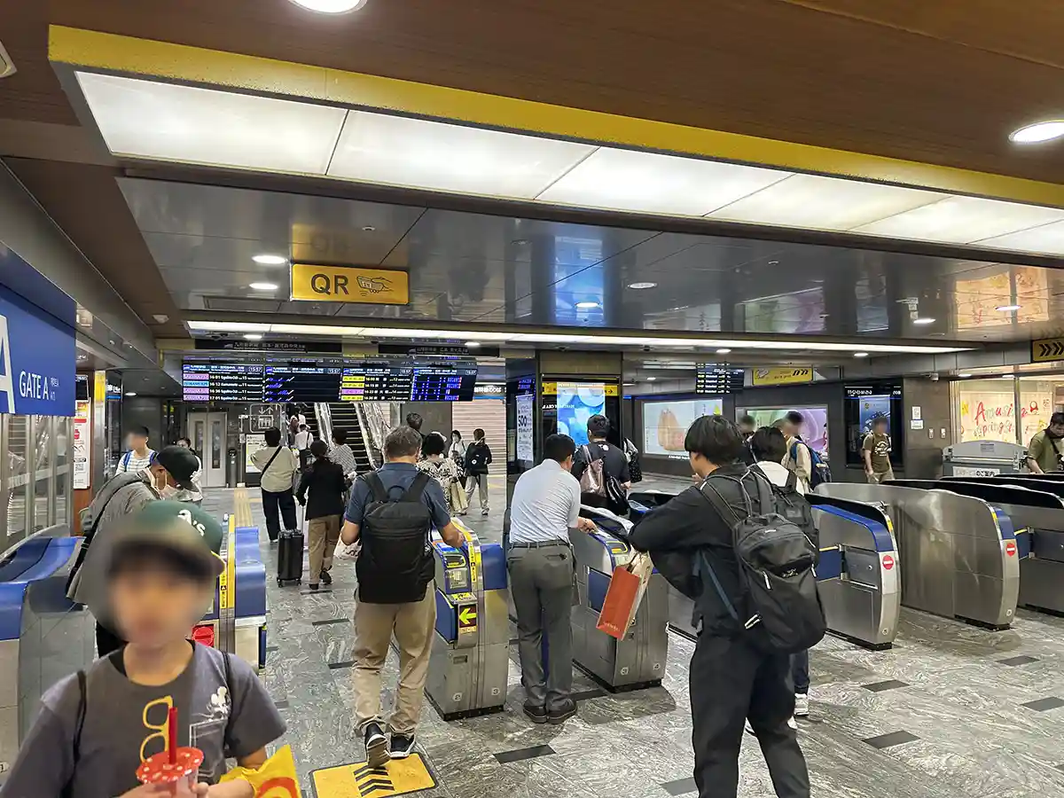 Passengers entering the Shinkansen area through the Central Transfer Gate at Hakata Station
