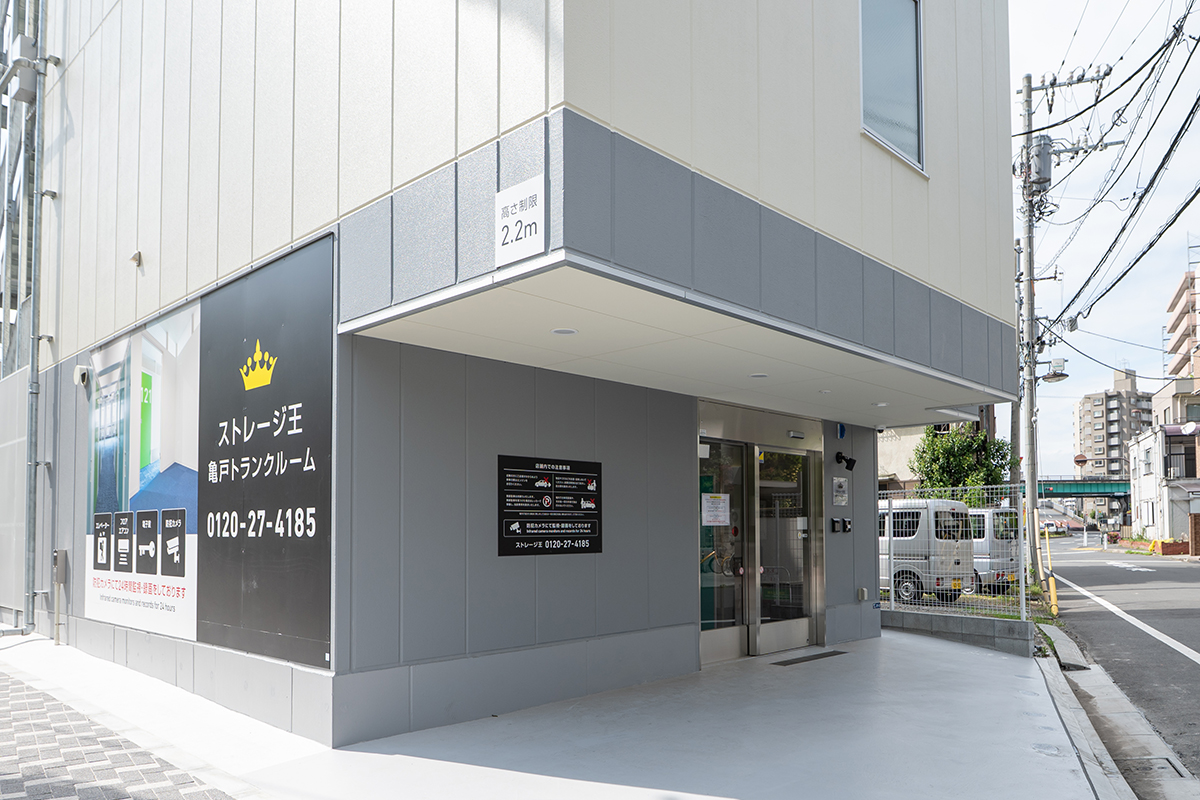 入り口前にある一時駐車スペース