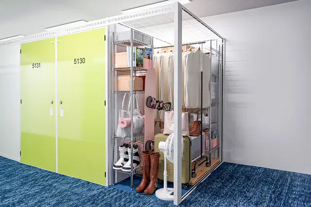 1帖タイプのトランクルームに、衣類や靴、季節家電が保管してある。