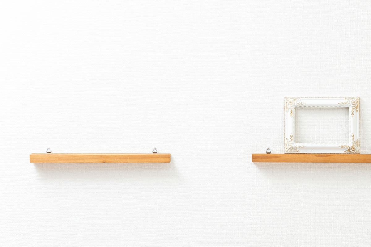 白い壁にかけられたウォールシェルフ