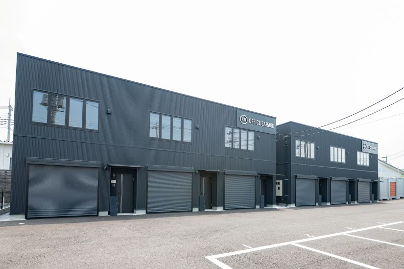 栃木市藤岡町のガレージ付きレンタルオフィス「R9 OFFICE GARAGEの外観。