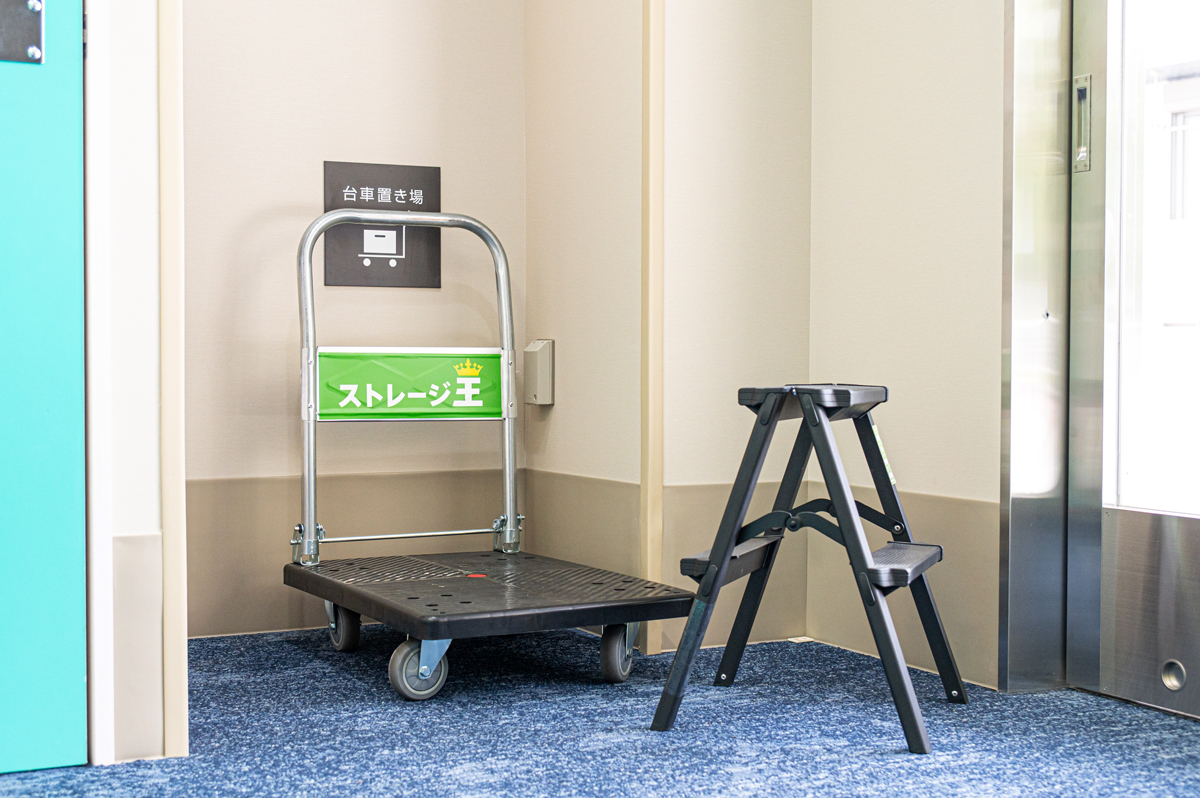 無料設備の台車と脚立