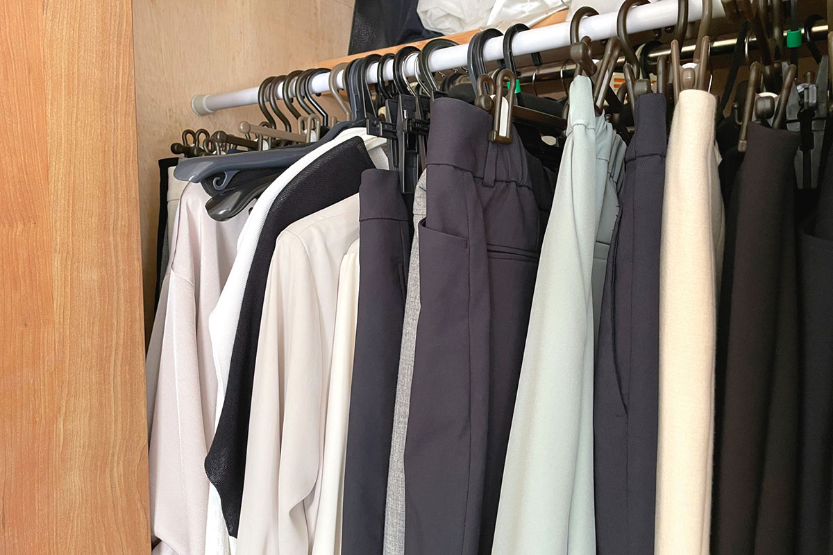 突っ張り棒で作られたクローゼットの2段ハンガー