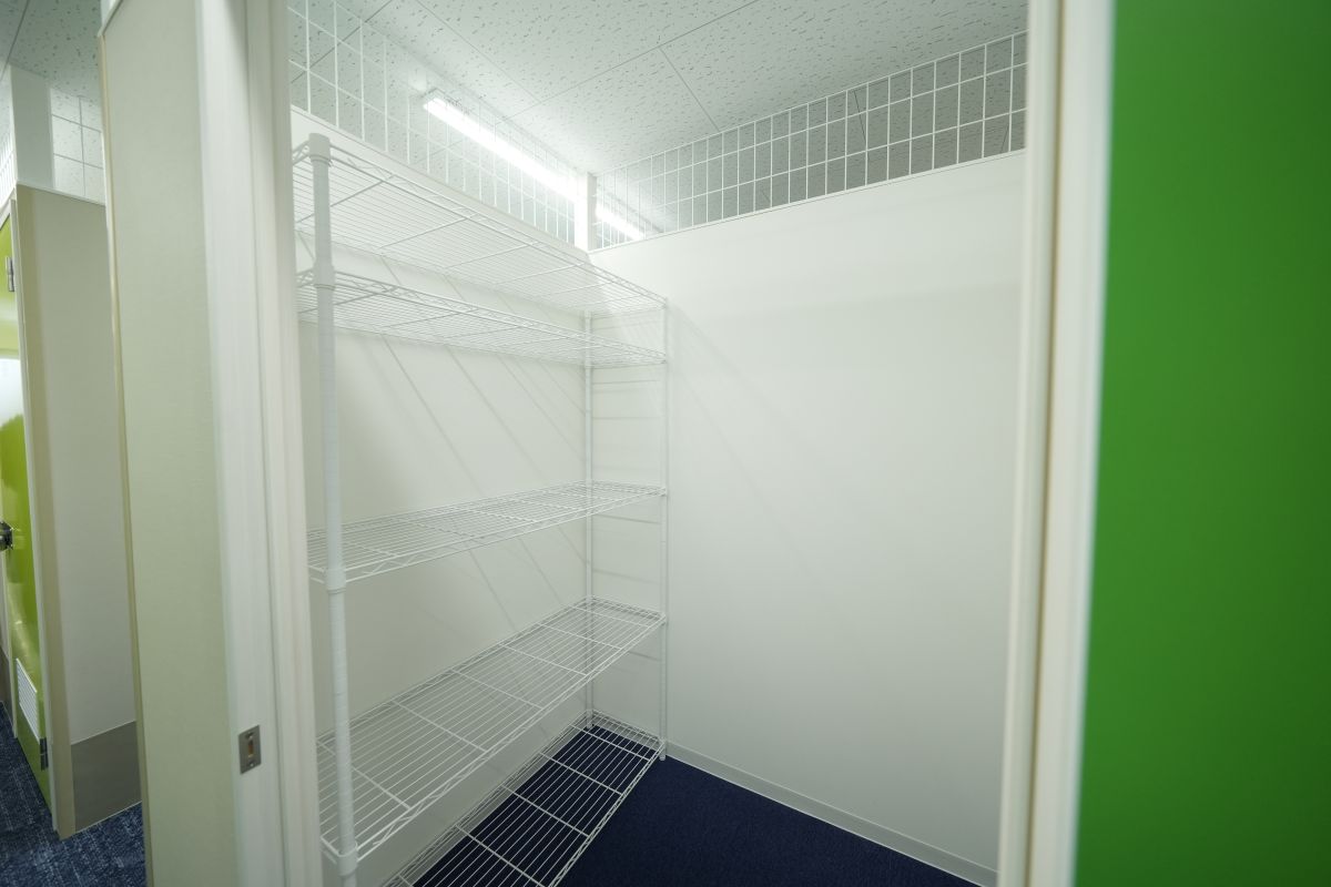 ラックが設置された屋内型トランクルーム。