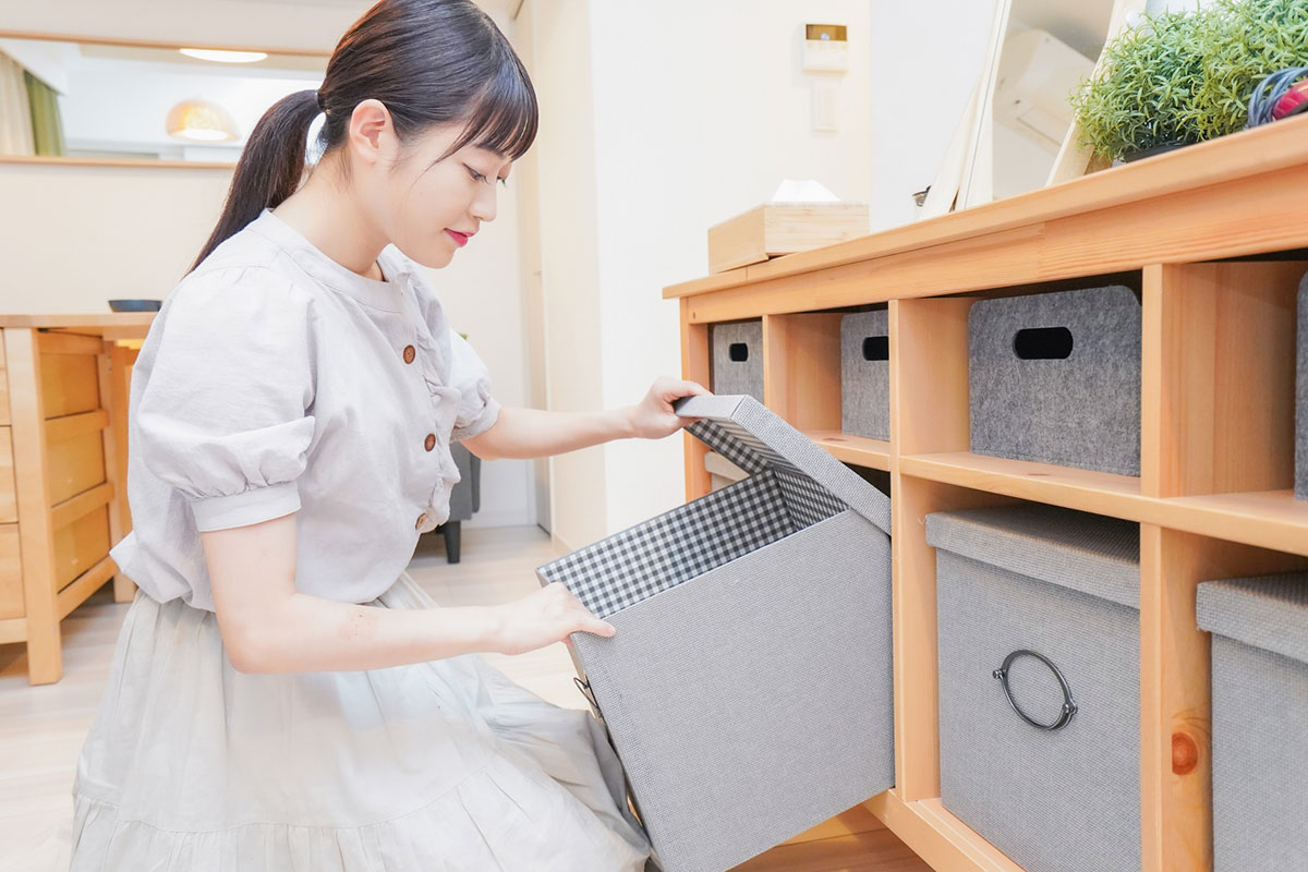 収納スペースの整理整頓をしている人物