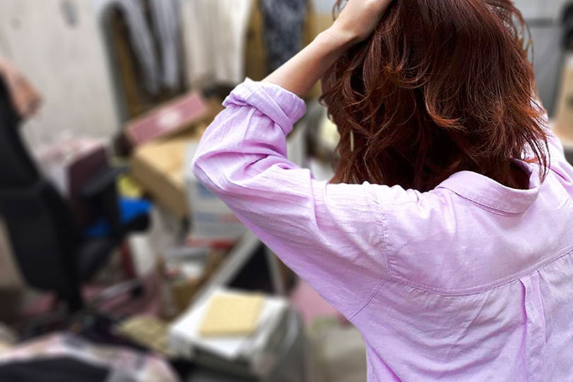 頭を抱えた女性の写真