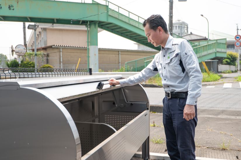 R9オフィスガレージ藤岡の契約者が利用できるごみ収集ボックスの画像。管理人による月3回の定期点検によって、収集されたごみを回収する様子。