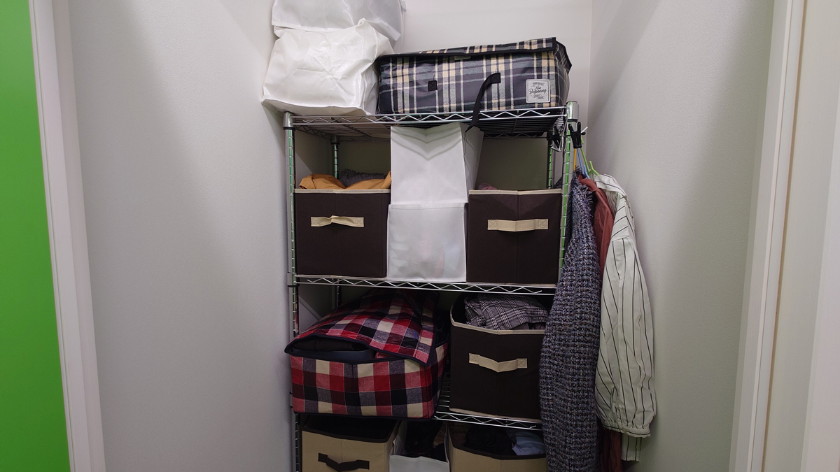 金属製のラックに、衣類が保管されている。