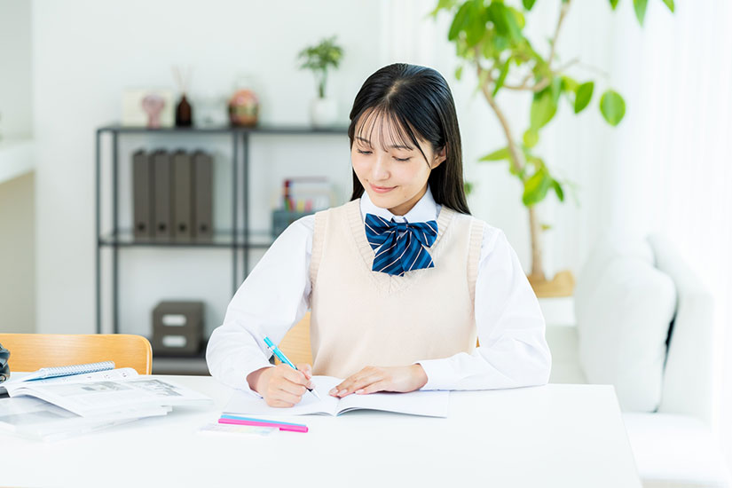 自宅で勉強をする女子高生