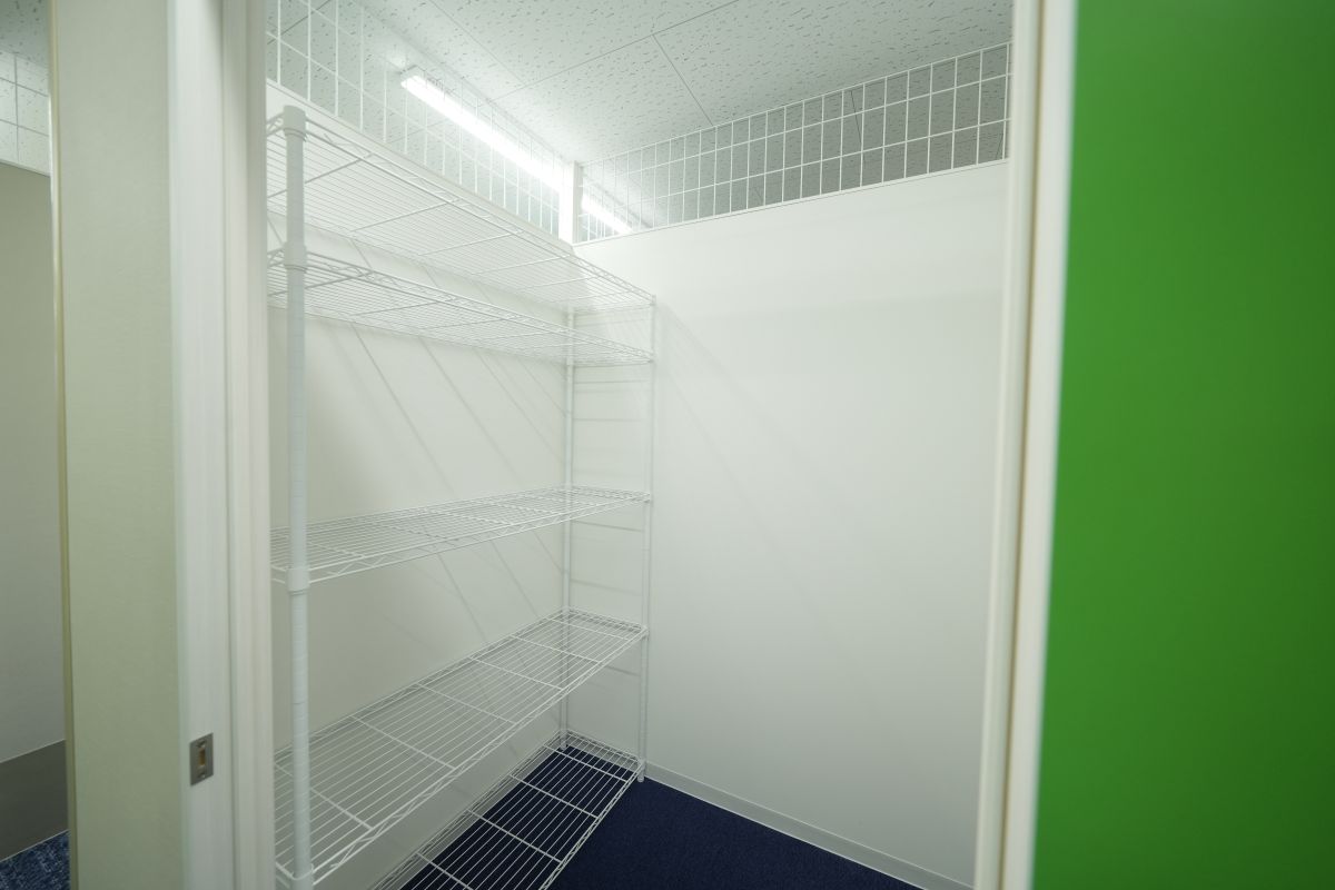 網棚ラックがある屋内型トランクルームの室内。
