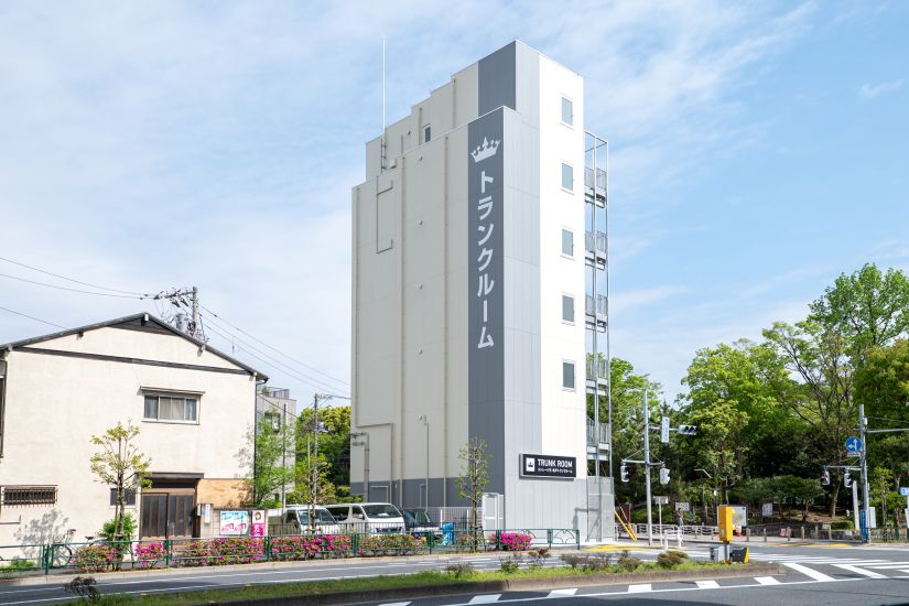 ストレージ王亀戸とトランクルームの外観の画像。建物手前に、主要道路である丸八通り（都道476号）が見える。