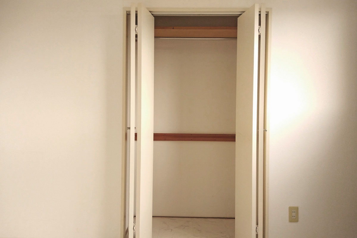 扉が開いた状態の空のクローゼット