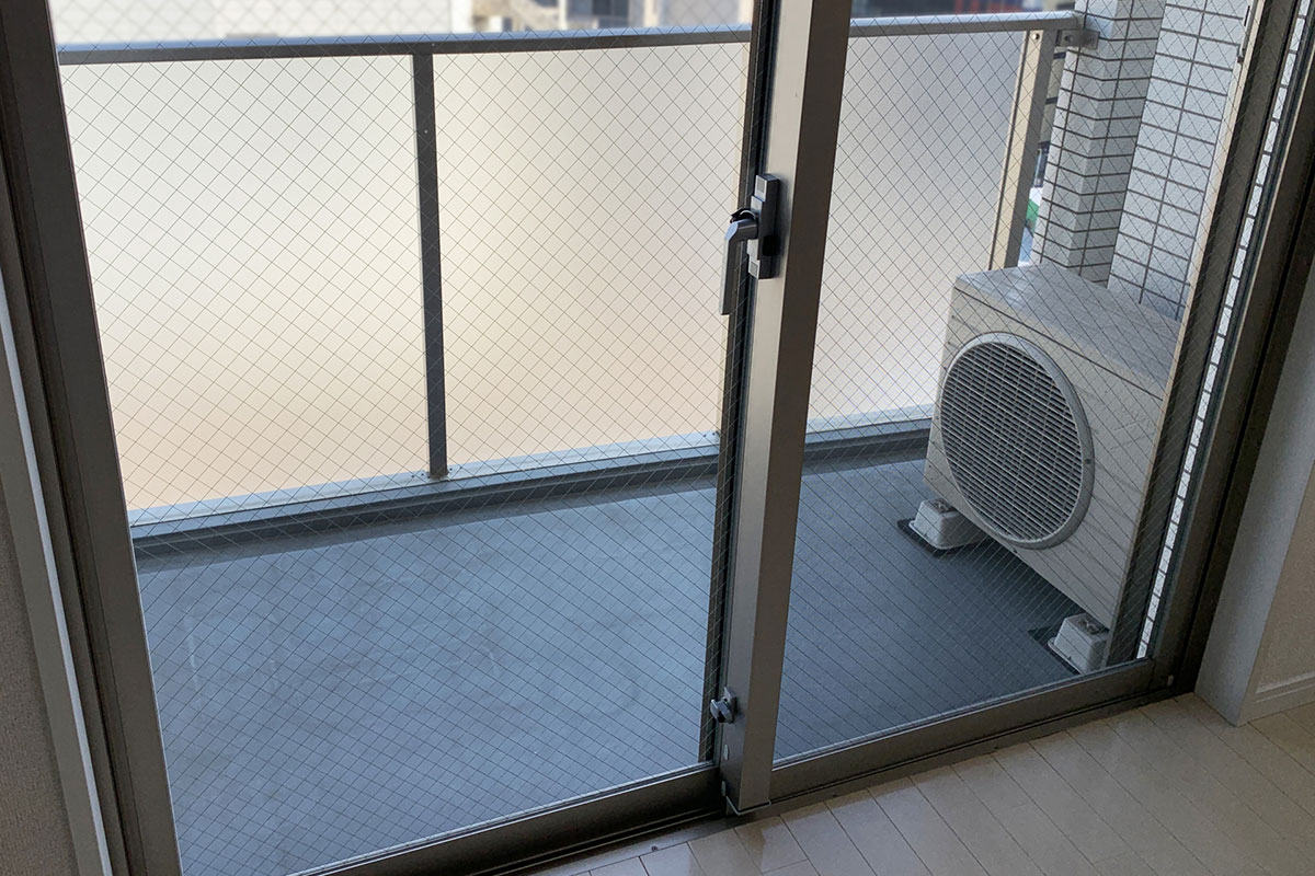 室内から撮影したマンションのベランダ。