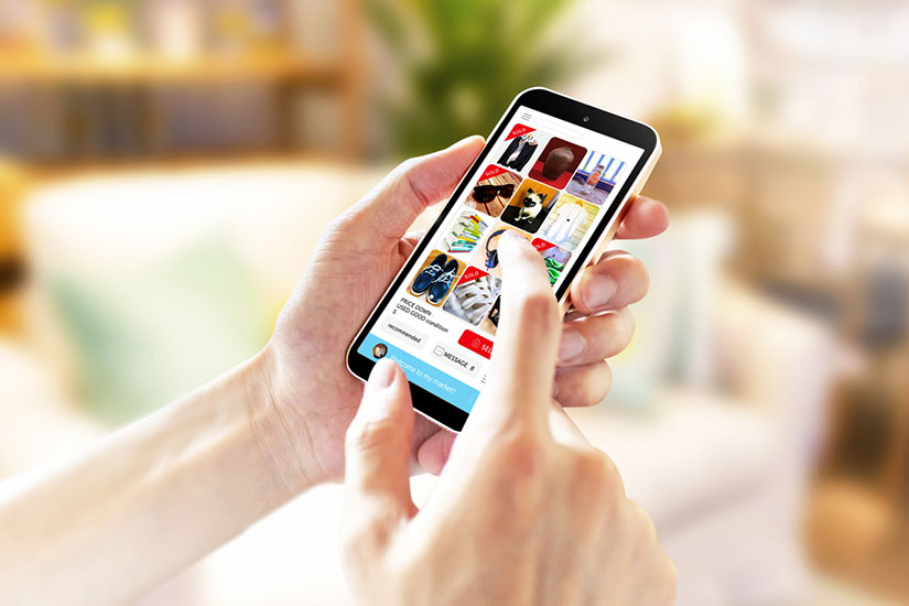 フリマアプリを利用している手元