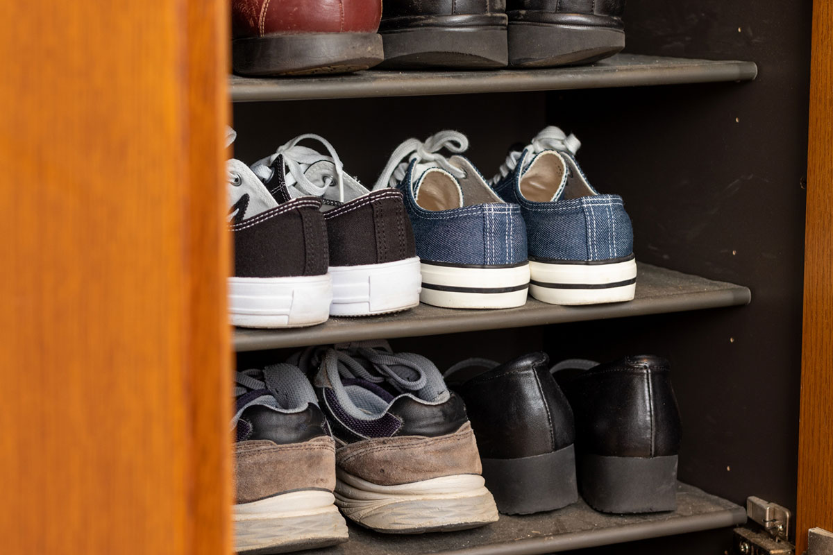 靴箱に収納された靴。