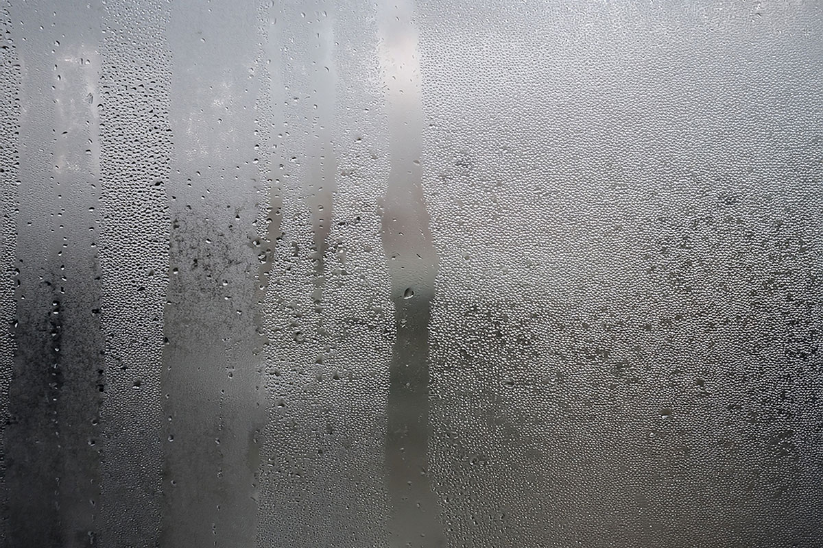 窓の結露。