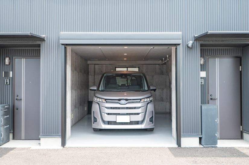 ガレージに車を入庫した画像。ミニバンも余裕をもって入庫できるスペースがある。