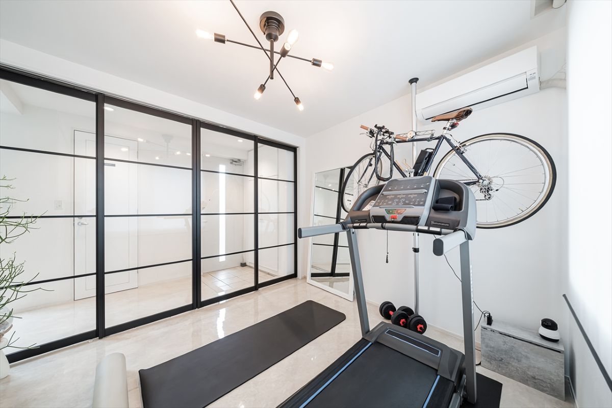 屋内のスタンドに設置されたロードバイク。