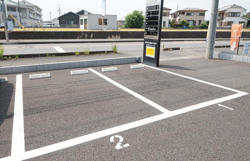 契約者用に用意された駐車場の画像。通りに面していて、入庫しやすい環境にある。
