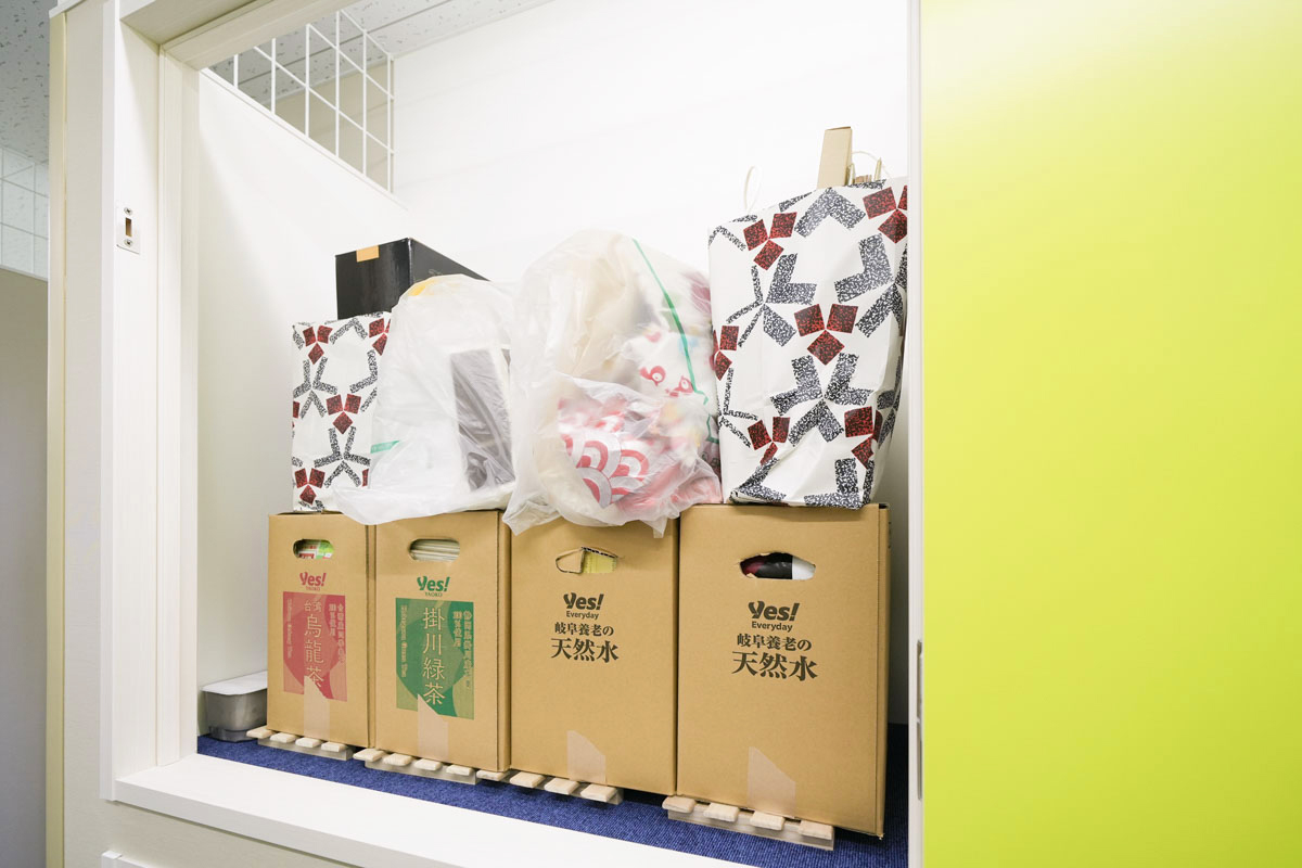 トランクルームに保管されている荷物。段ボールに入った本とアルバム、ビニール袋に入った着物が保管されている。