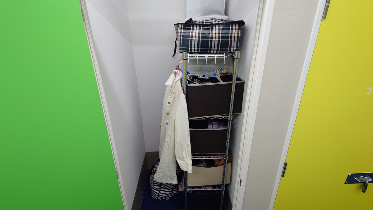 ラックの向きを変え、ラックの側面が正面を向いている様子。