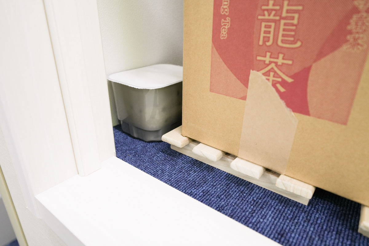 荷物の下にすのこが敷かれており、横には除湿剤が置かれている