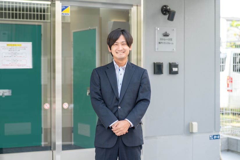 本記事で、ストレージ王亀戸トランクルームをご紹介いただいた担当者 坂上さんの写真。
