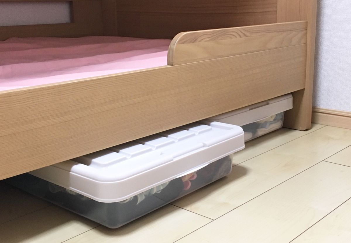 ベッド下に置かれた薄めの収納ケース。