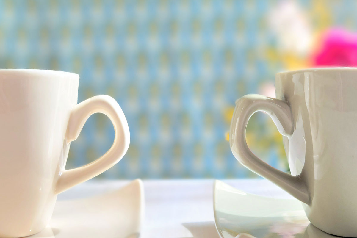 お揃いのマグカップが2つ並んでいる。