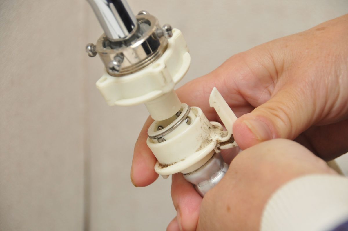 給水ホースを取り外している