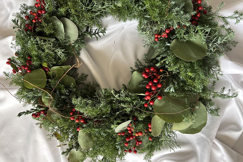 緑の葉をベースに、赤い実をアクセントとしてあしらったクリスマスリース