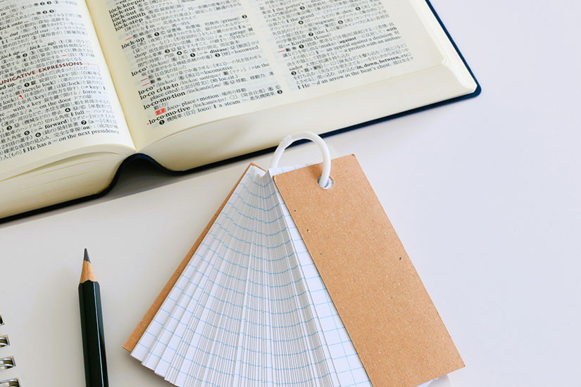 鉛筆、単語帳、ノート、英和辞典が並んでいる