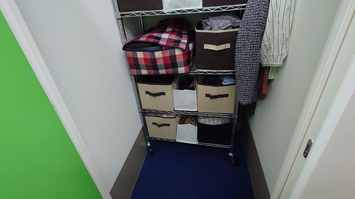 トランクルーム内の引きのアングルの写真。ラックにキャスターが付いている。