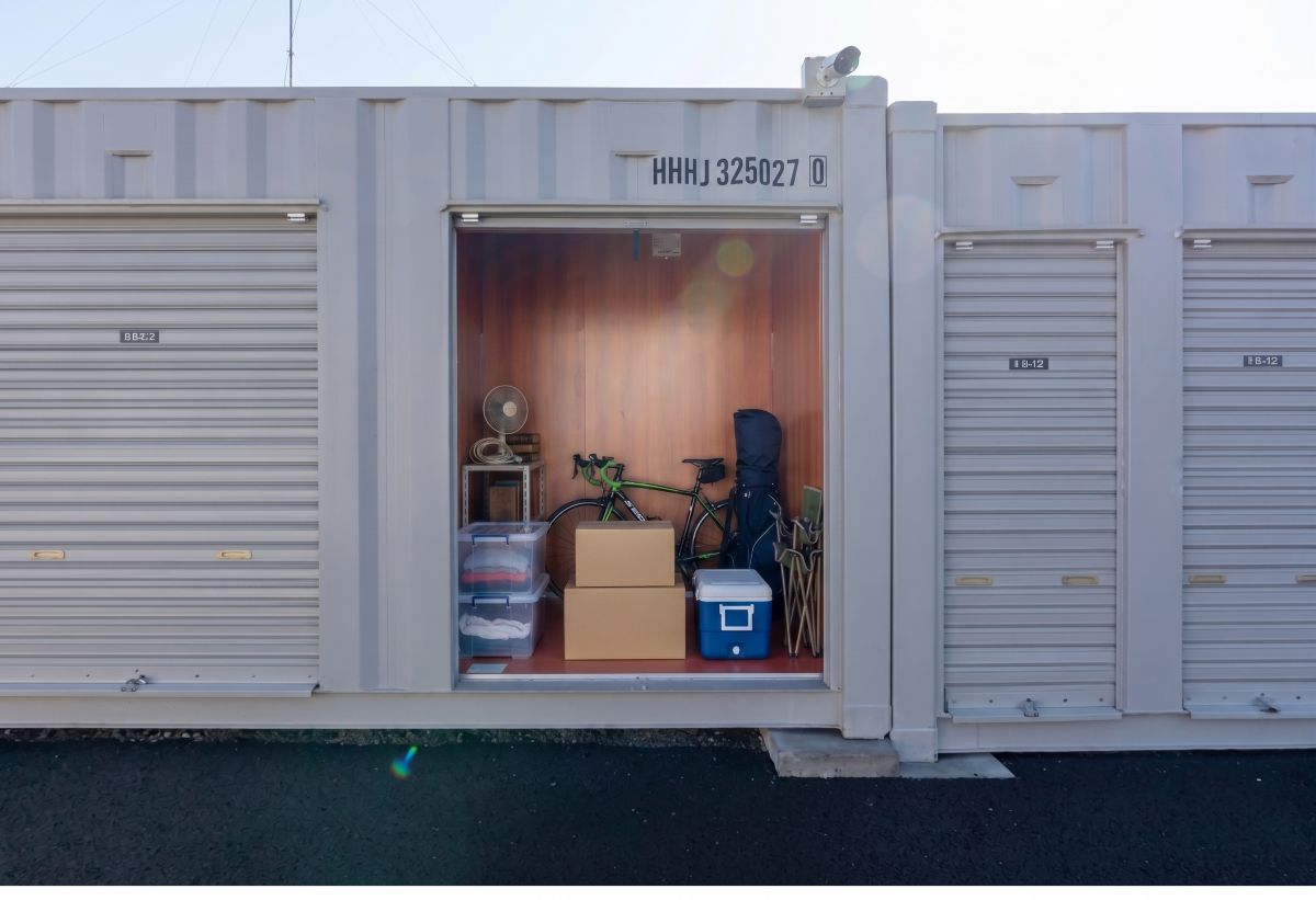 屋外型トランクルームに保管されている季節家電やアウトドア用品。
